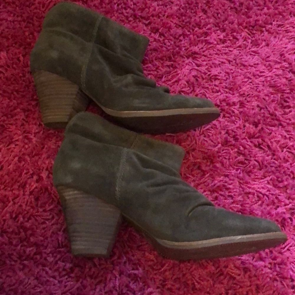 Like new: Splendid olive green booties! Size 8!